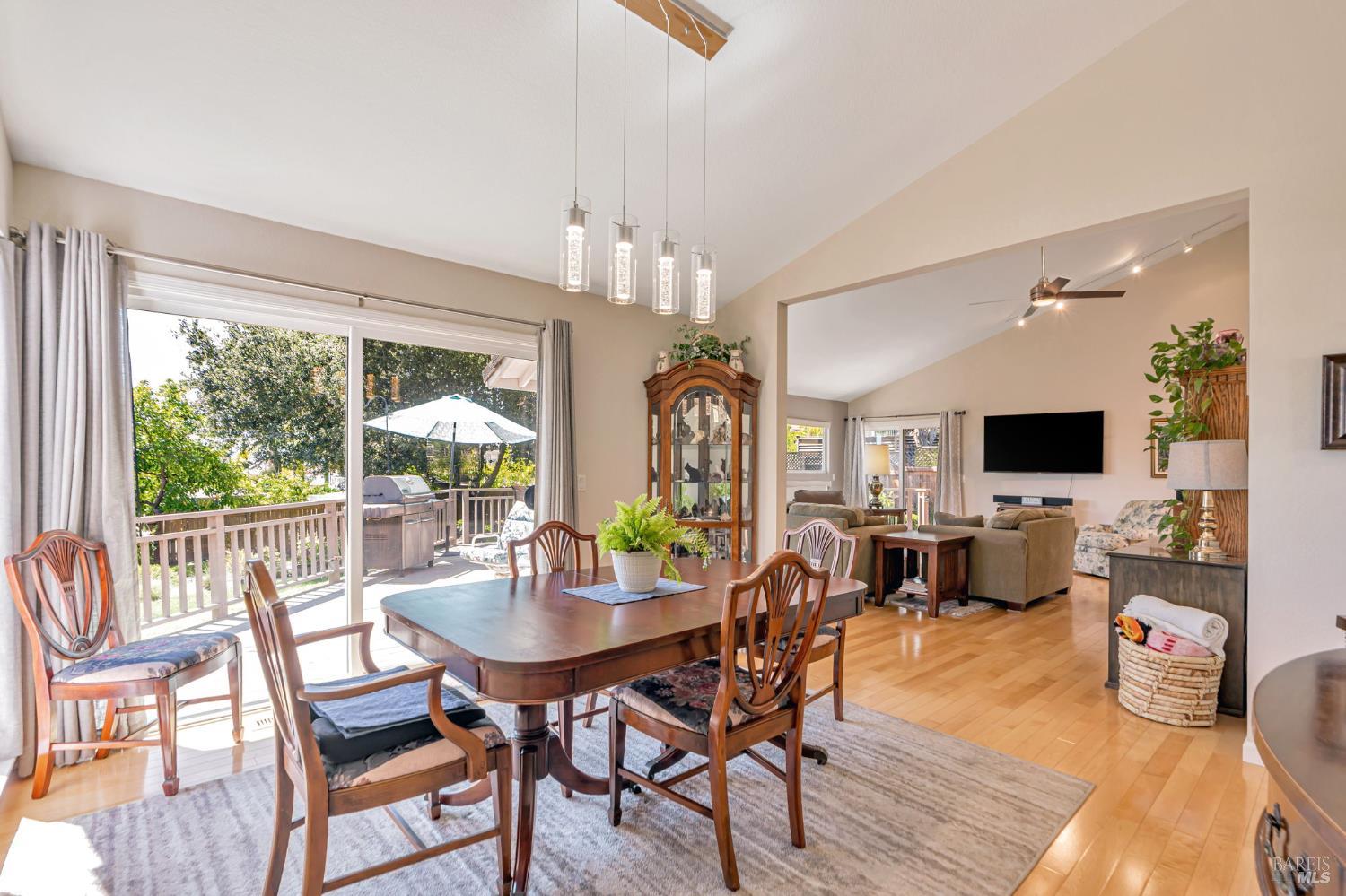 9489 Vinecrest Road Windsor CA 95492