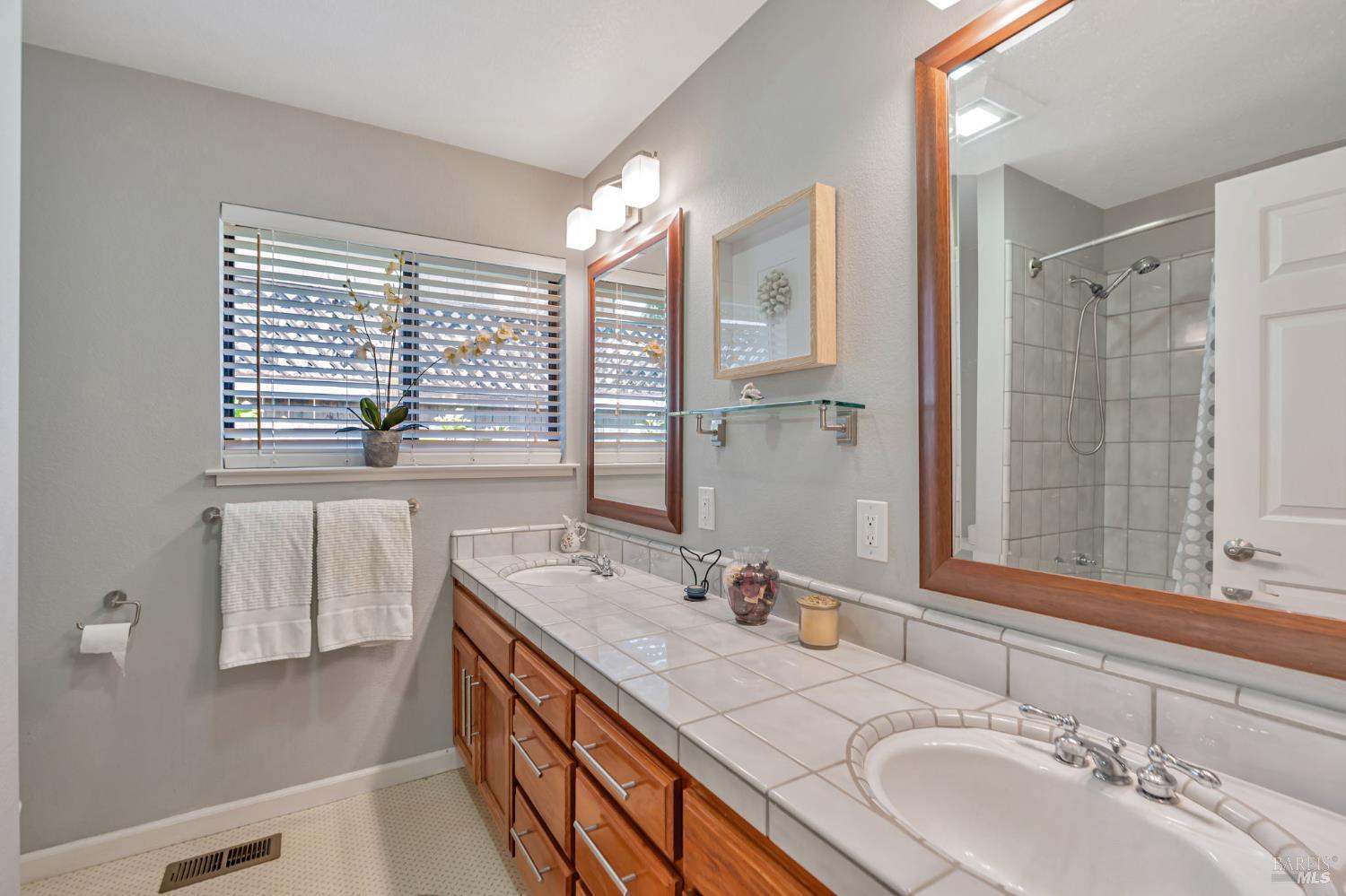 9489 Vinecrest Road Windsor CA 95492