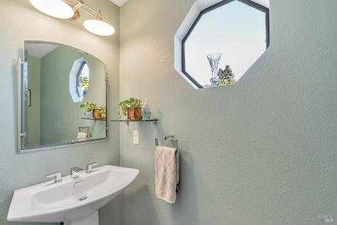 9489 Vinecrest Road Windsor CA 95492