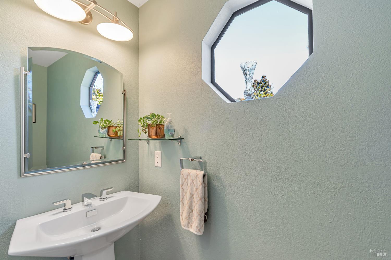9489 Vinecrest Road Windsor CA 95492