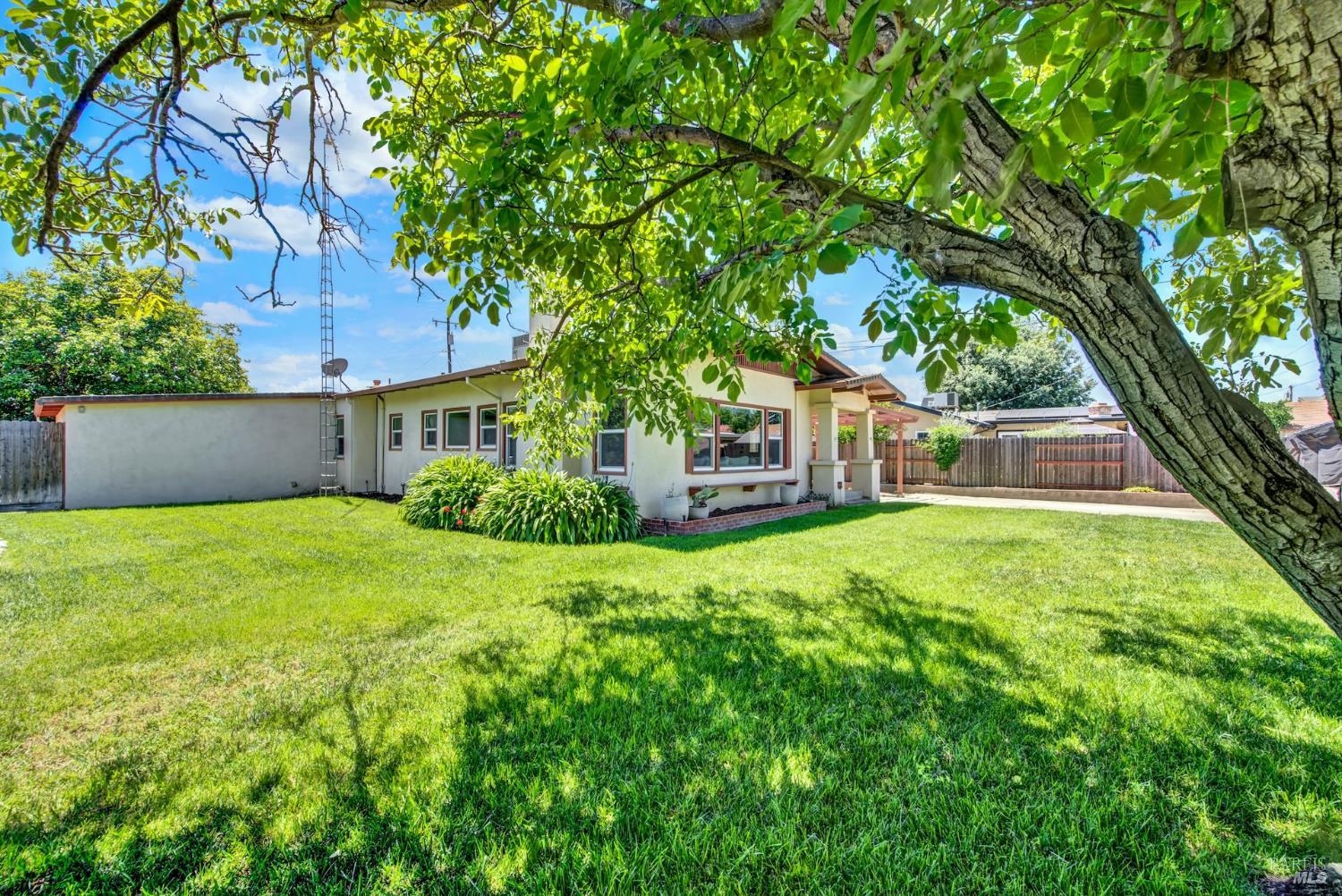 390 S 3rd Street Dixon CA 95620
