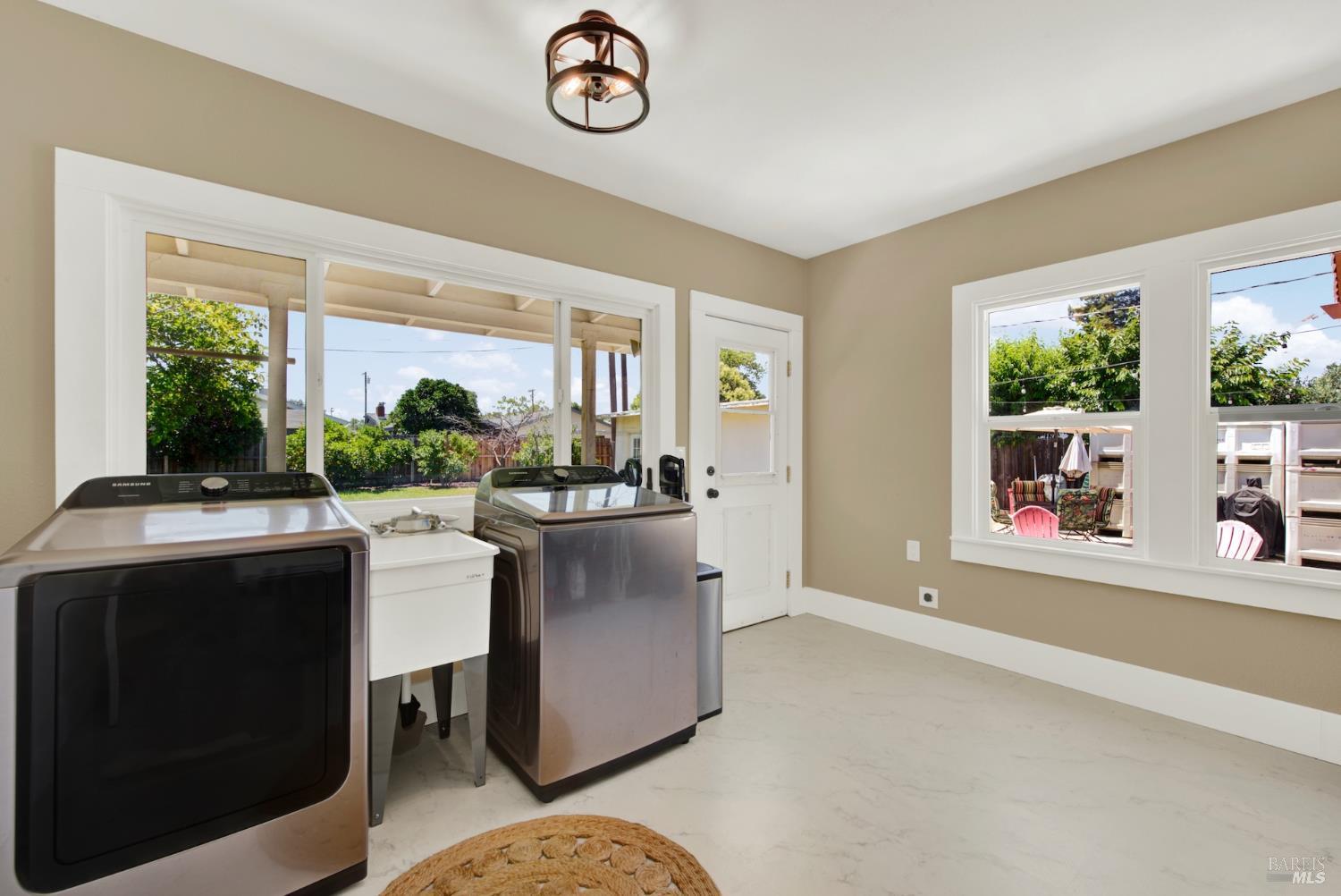 390 S 3rd Street Dixon CA 95620