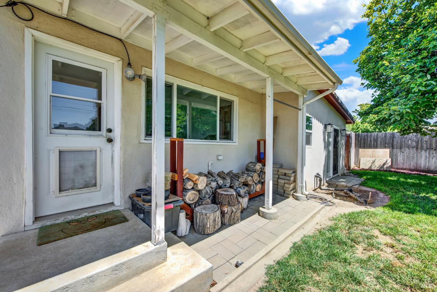 390 S 3rd Street Dixon CA 95620