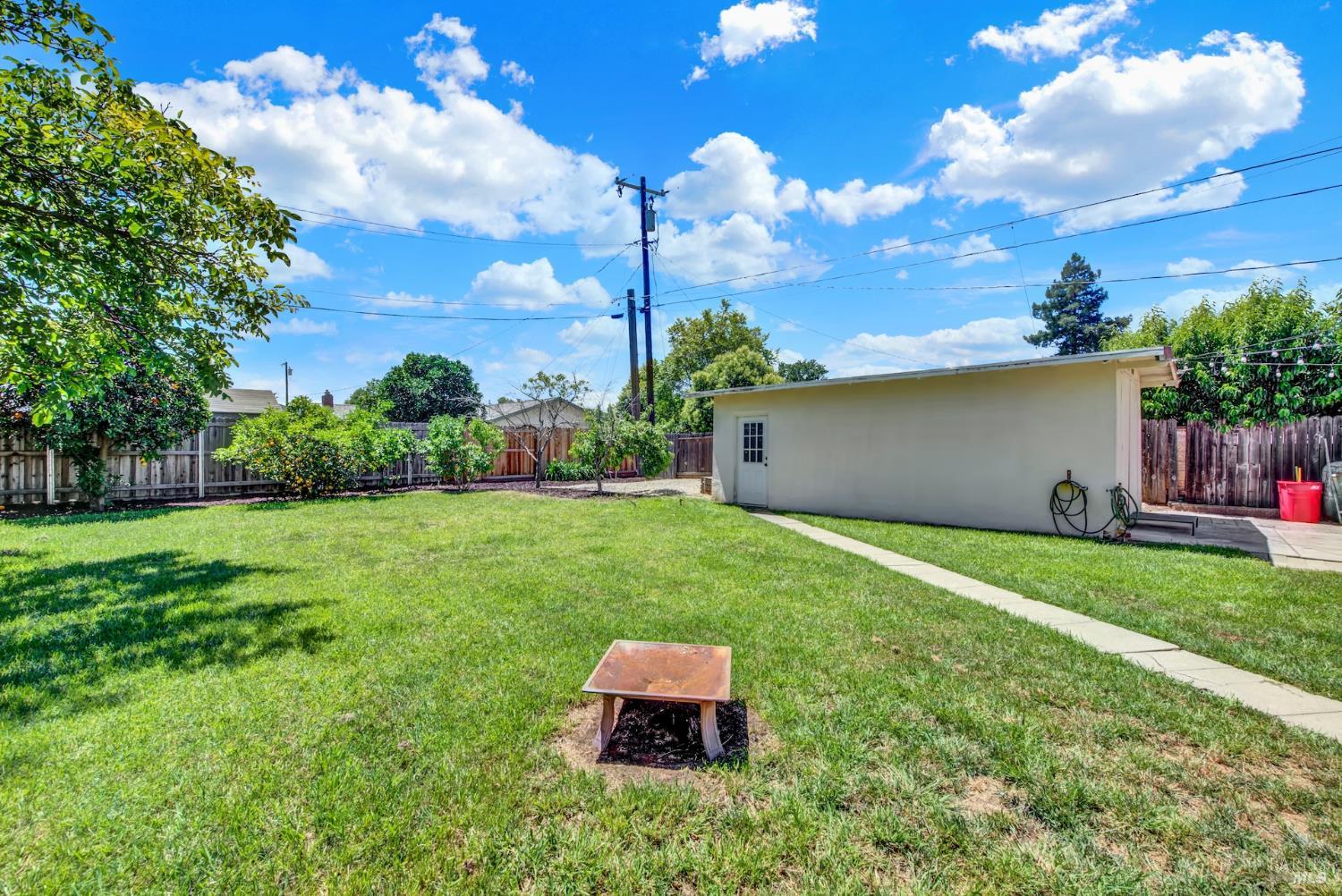 390 S 3rd Street Dixon CA 95620