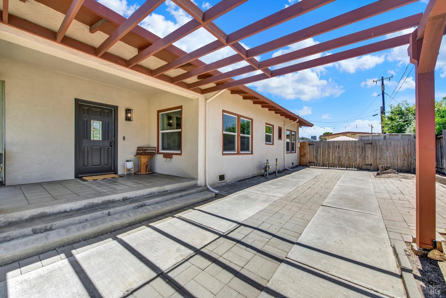390 S 3rd Street Dixon CA 95620