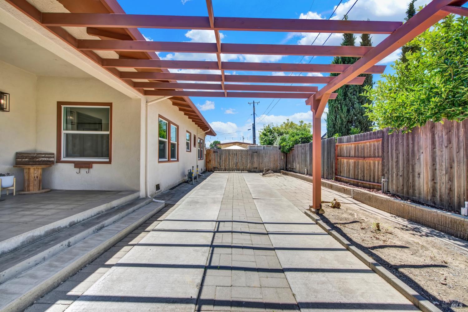 390 S 3rd Street Dixon CA 95620