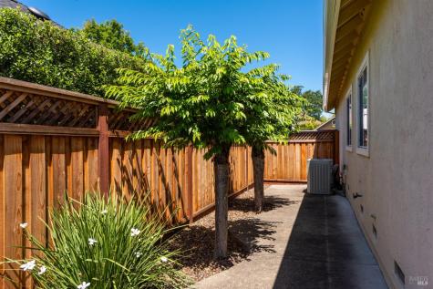 1040 Elsbree Lane Windsor CA 95492