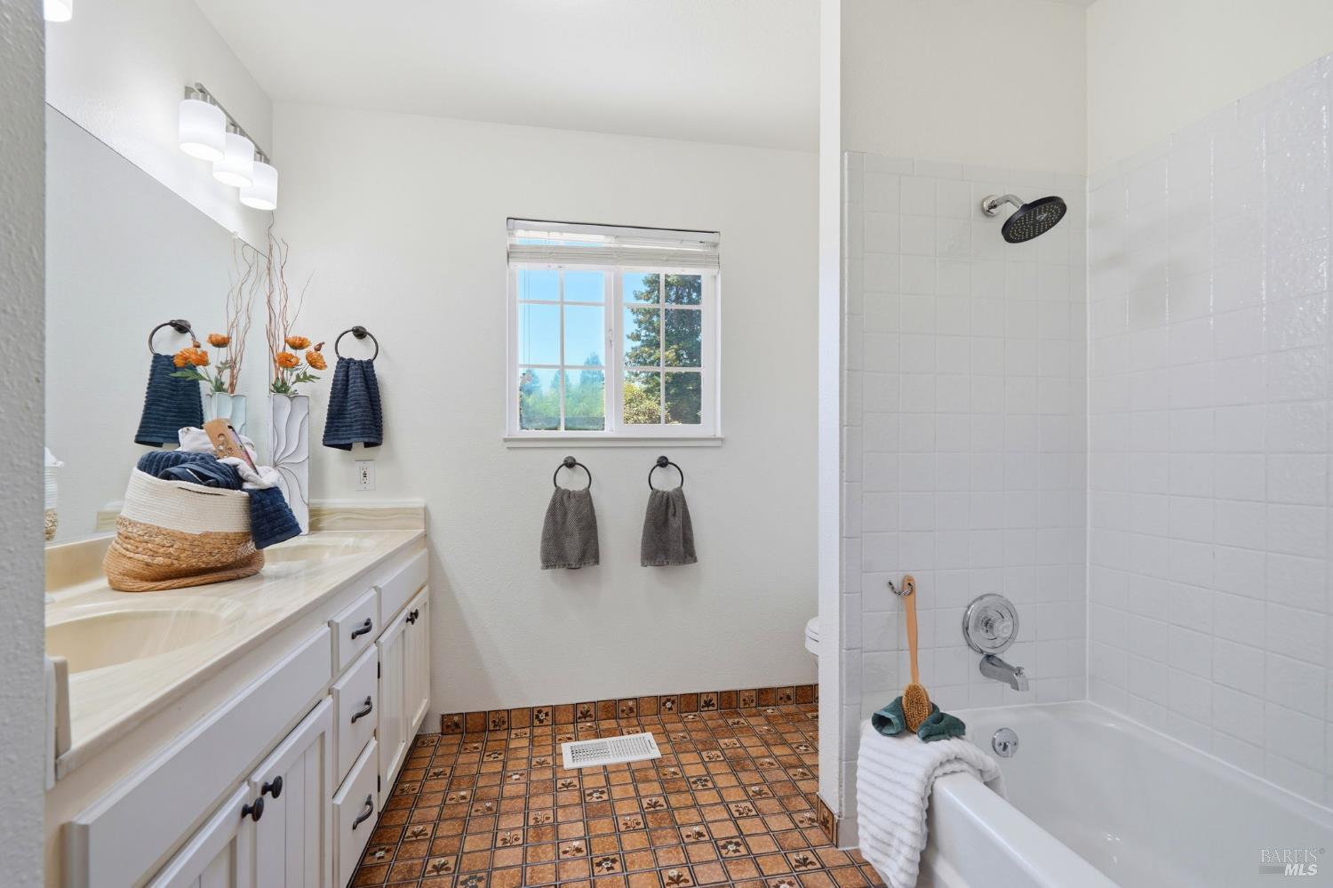 397 W Railroad Avenue Cotati CA 94931