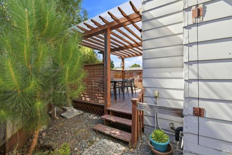 2044 Hawthorne Court Santa Rosa CA 95404