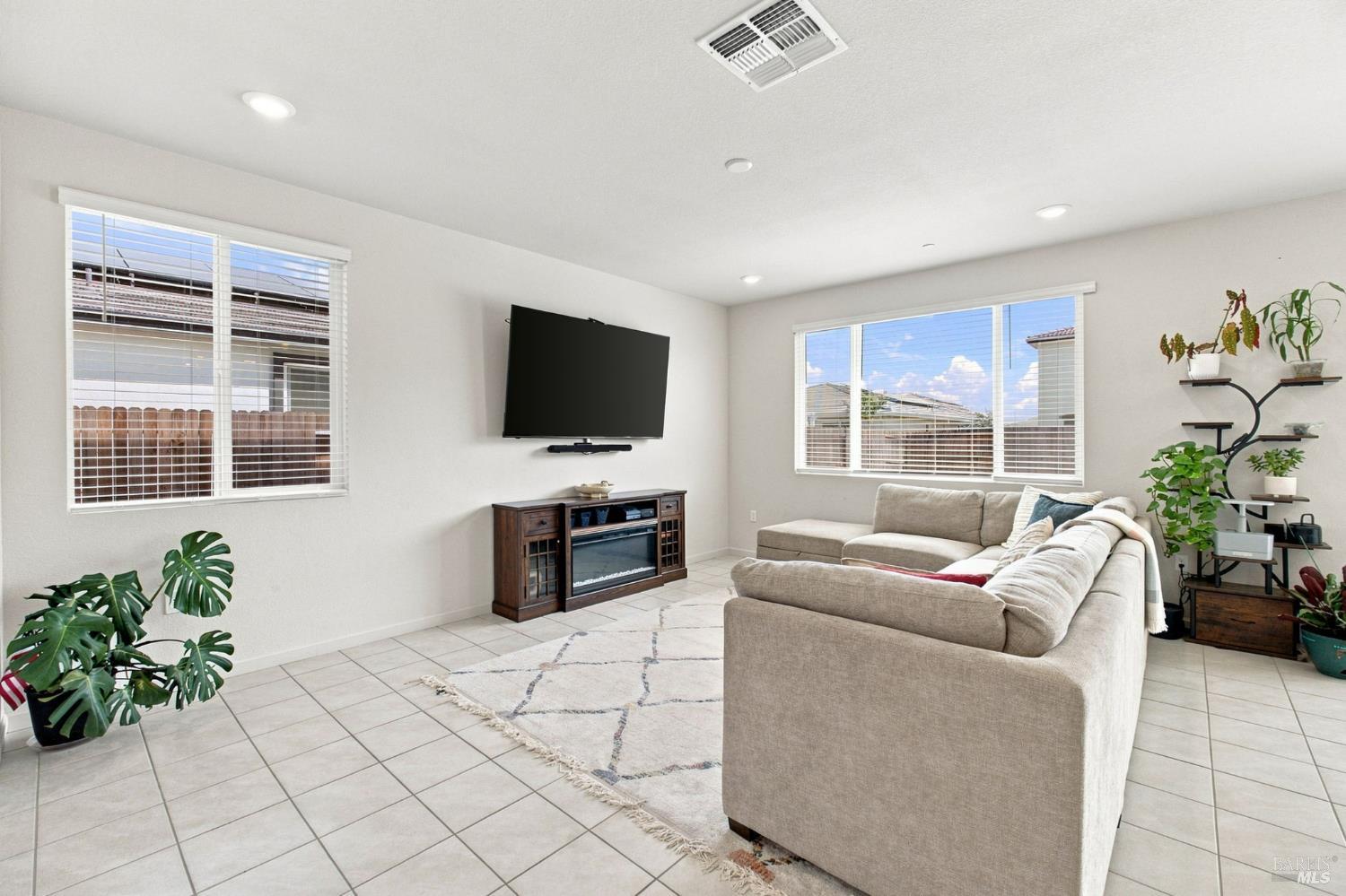 585 Shefford Drive Vacaville CA 95687
