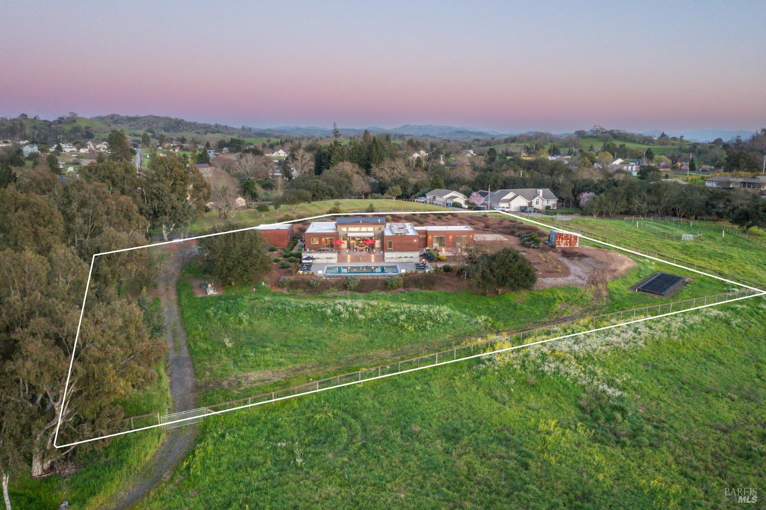 519 Horse Barn Road Healdsburg CA 95448