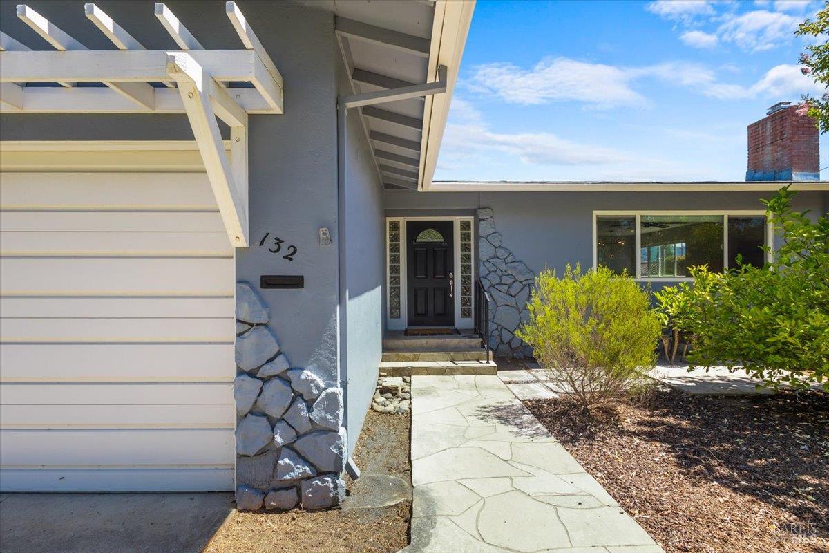 132 Las Colinas Drive Cloverdale CA 95425