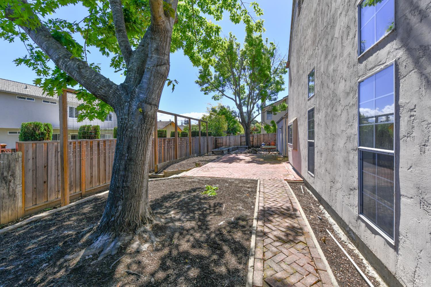 26 Lloyd Court Napa CA 94558