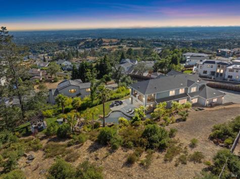 3882 Royal Manor Place Santa Rosa CA 95404