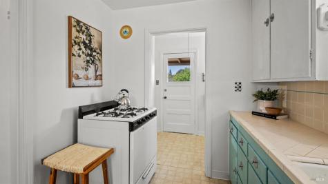2-2 1/2 Grandview Avenue Petaluma CA 94952