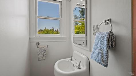 2-2 1/2 Grandview Avenue Petaluma CA 94952