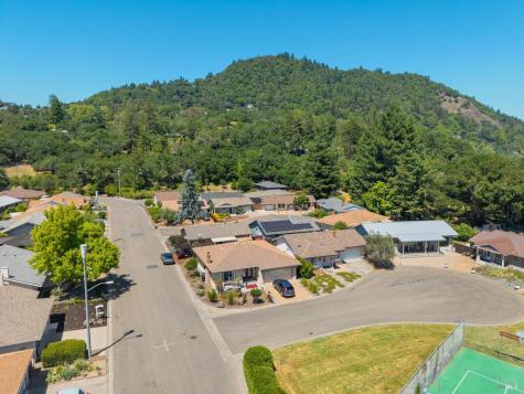 215 Hemlock Drive Healdsburg CA 95448