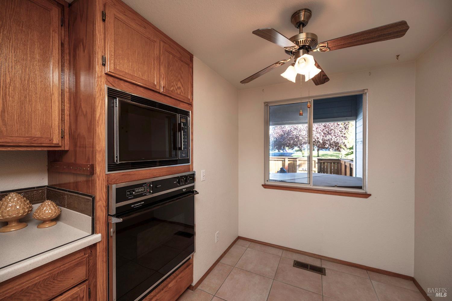 9492 Lakewood Drive Windsor CA 95492