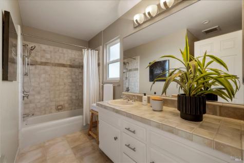 2563 Laguna Road Santa Rosa CA 95401