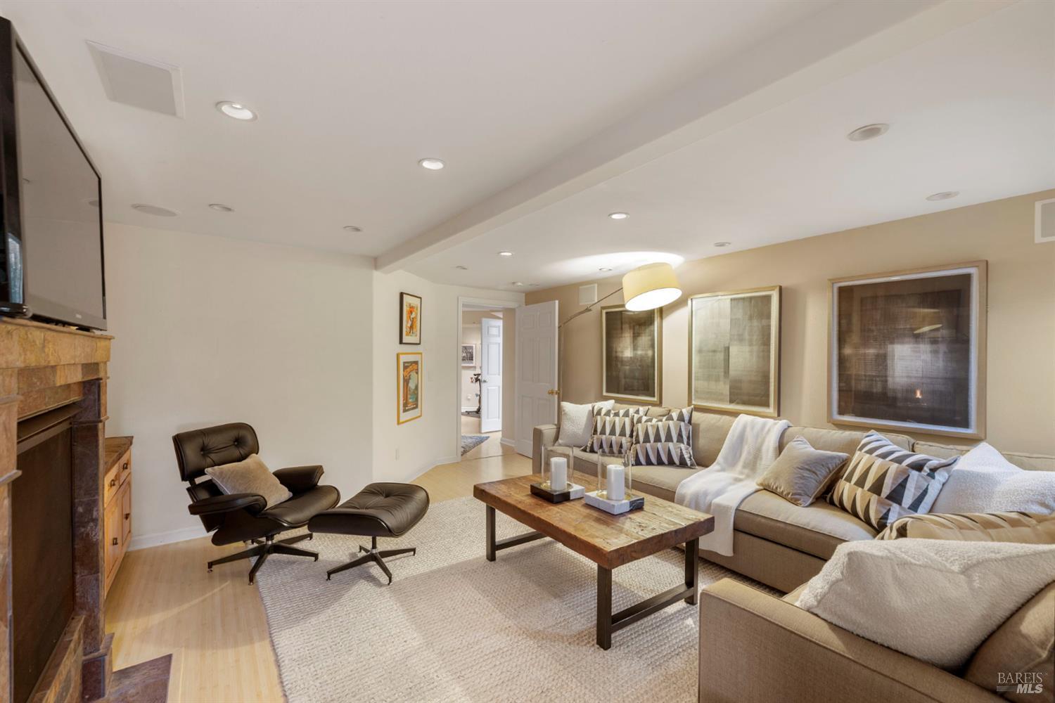 2563 Laguna Road Santa Rosa CA 95401