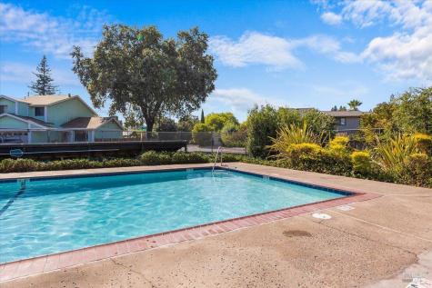360 Raven Court Healdsburg CA 95448