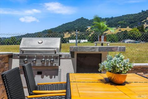 1588 Gladstone Way Rohnert Park CA 94928