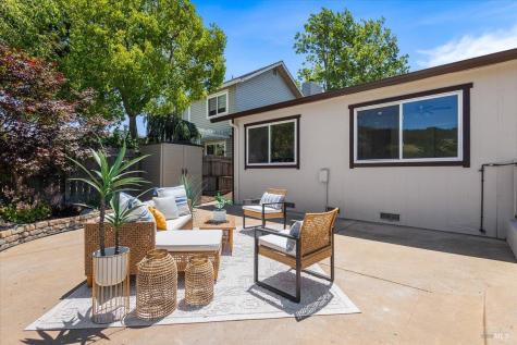 1588 Gladstone Way Rohnert Park CA 94928
