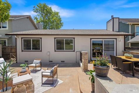 1588 Gladstone Way Rohnert Park CA 94928
