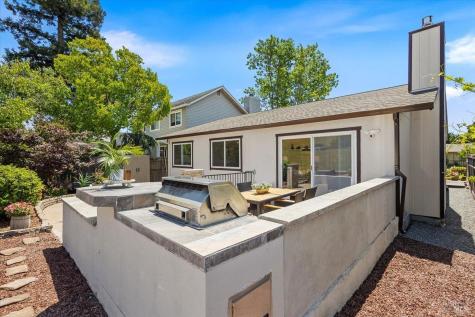 1588 Gladstone Way Rohnert Park CA 94928
