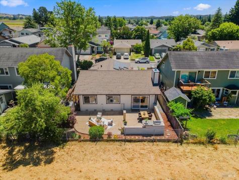 1588 Gladstone Way Rohnert Park CA 94928
