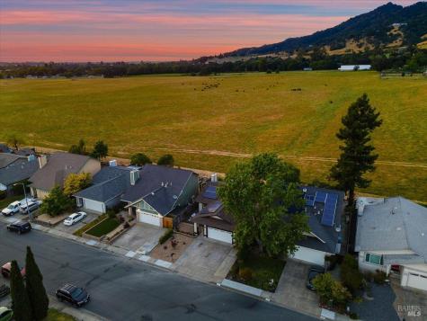 1588 Gladstone Way Rohnert Park CA 94928
