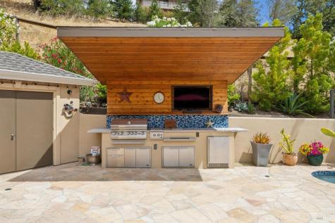2588 Vineyard Road Novato CA 94947