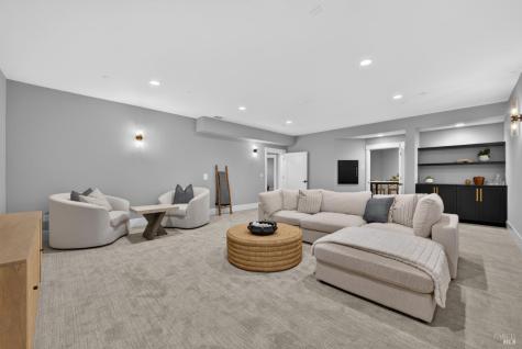 22 Oak Knoll Court Petaluma CA 94952