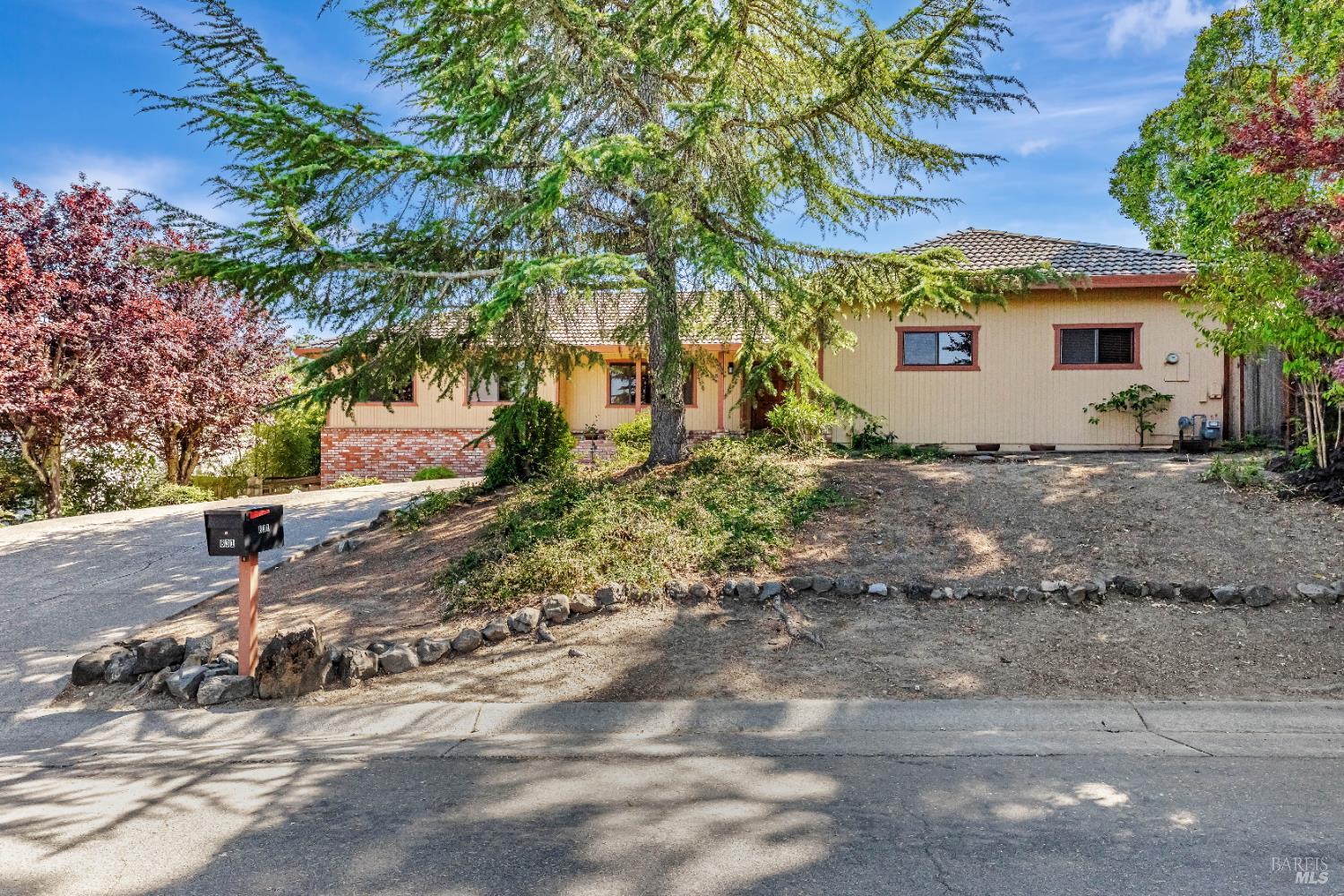 831 March Avenue Healdsburg CA 95448