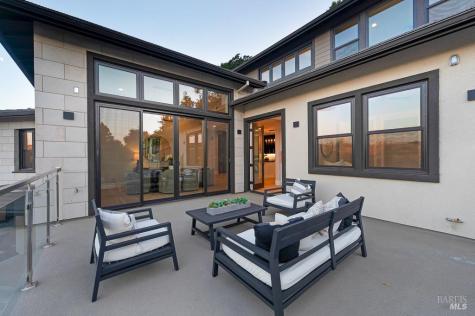 22 Oak Knoll Court Petaluma CA 94952