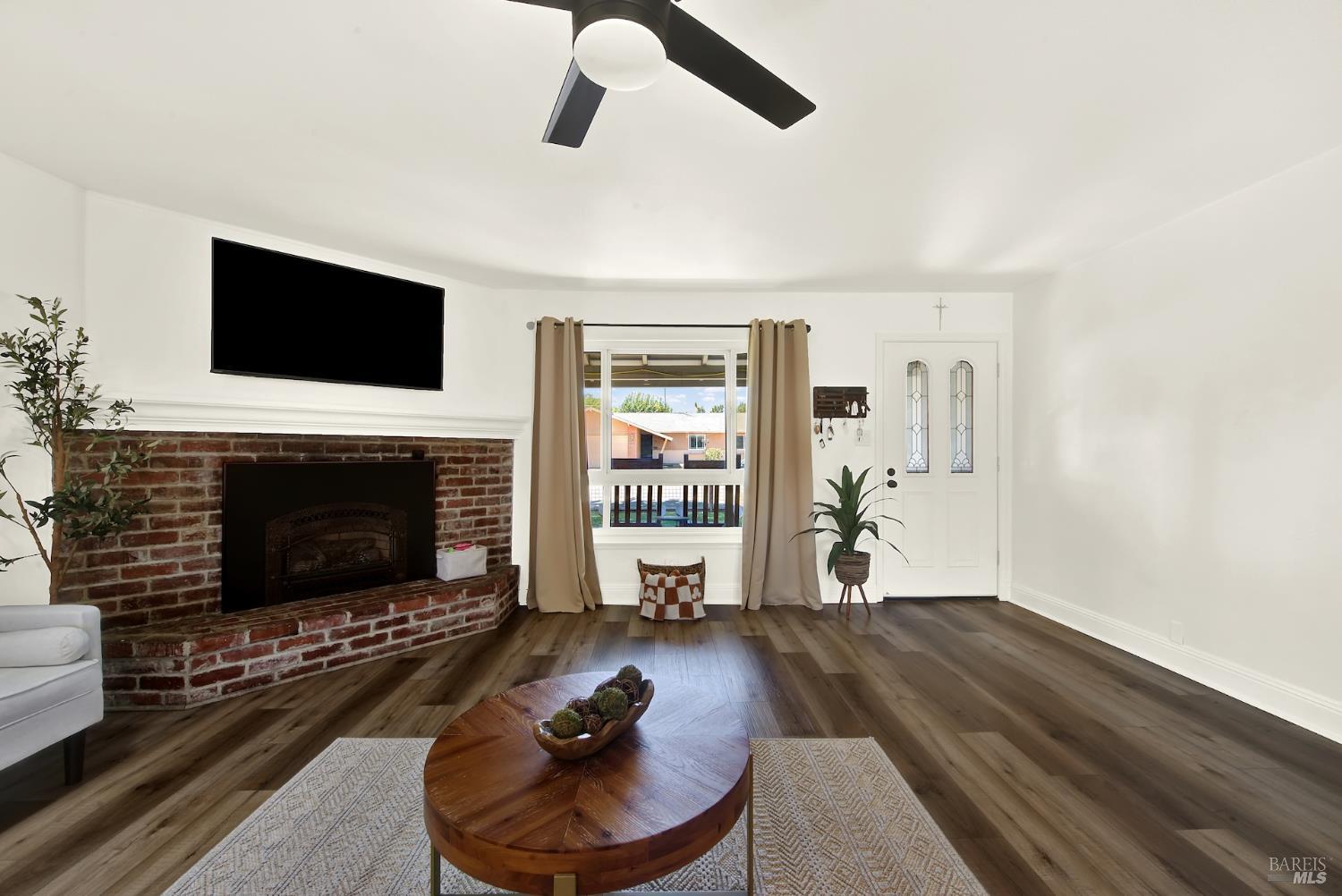 221 S 8th Street Dixon CA 95620