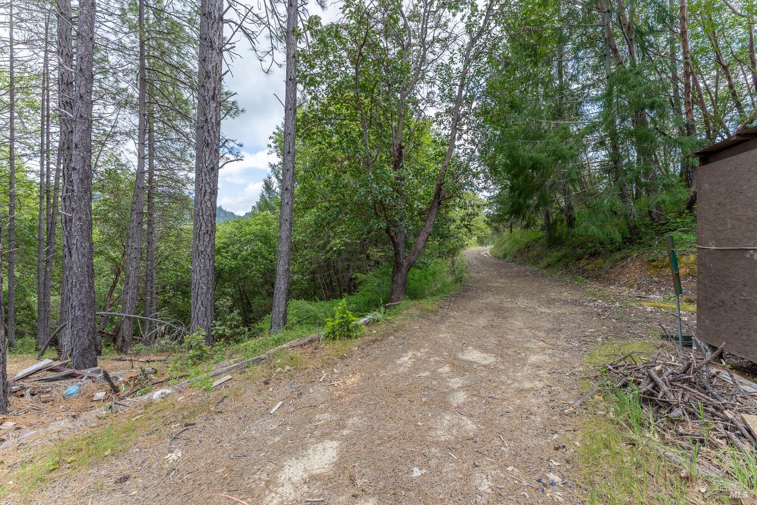 28655 N Highway 101 Highway Willits CA 95490