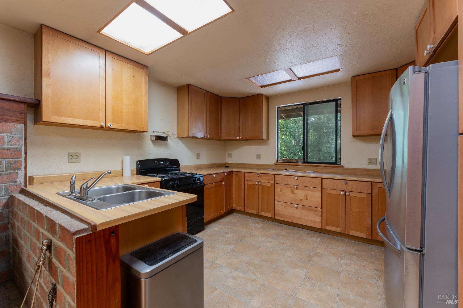 28655 N Highway 101 Highway Willits CA 95490