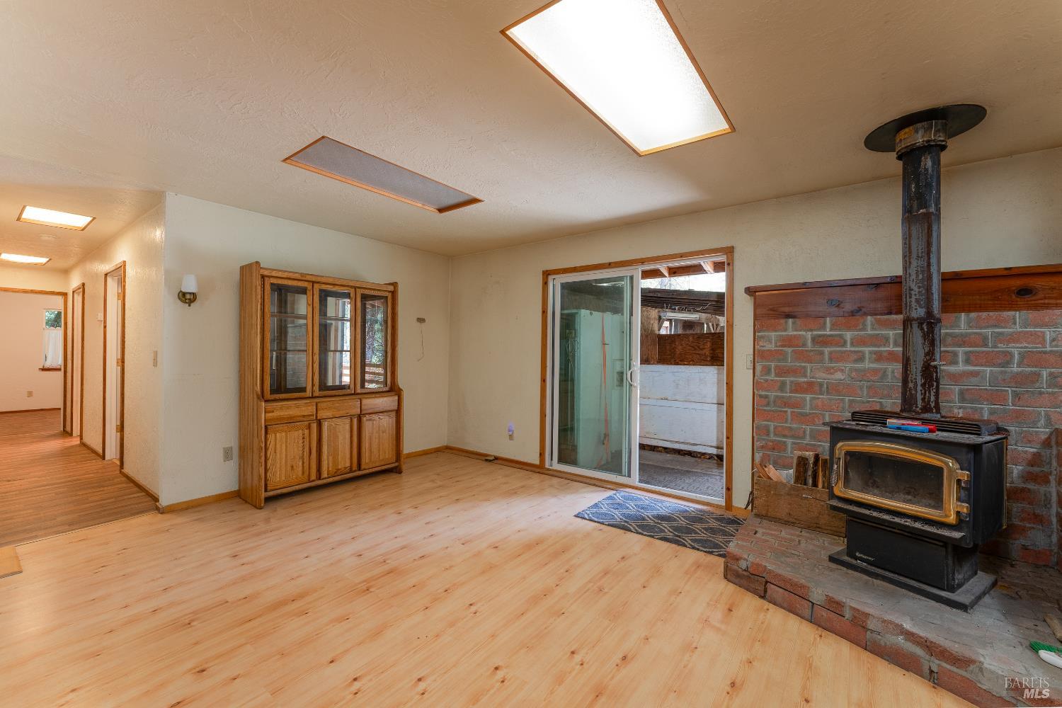 28655 N Highway 101 Highway Willits CA 95490