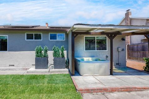 18 Eastside Circle Petaluma CA 94954