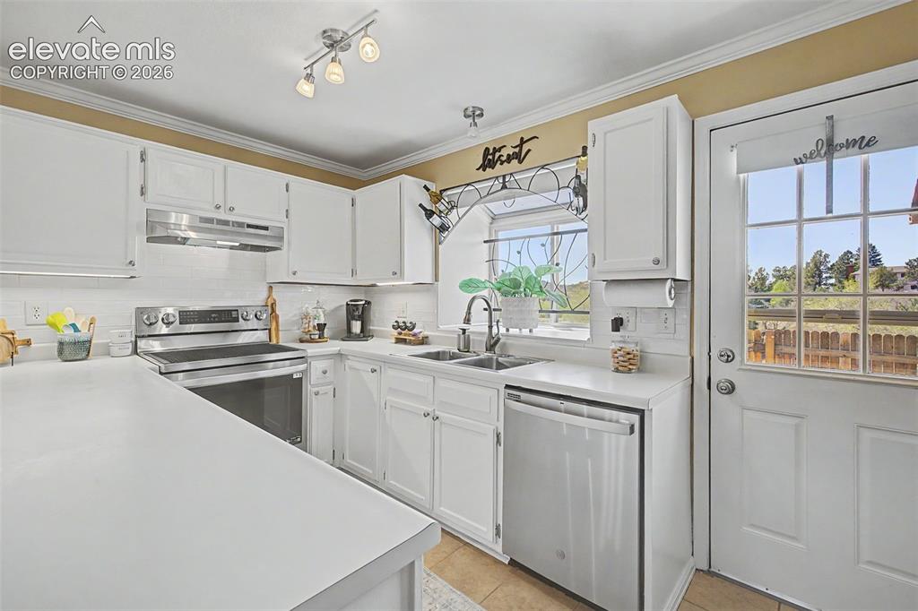6618 Warbler Lane Colorado Springs CO 80919