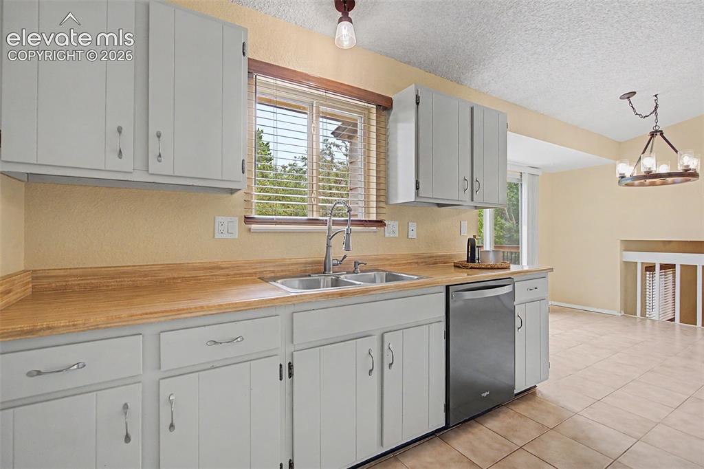 1370 Amstel Drive Colorado Springs CO 80907