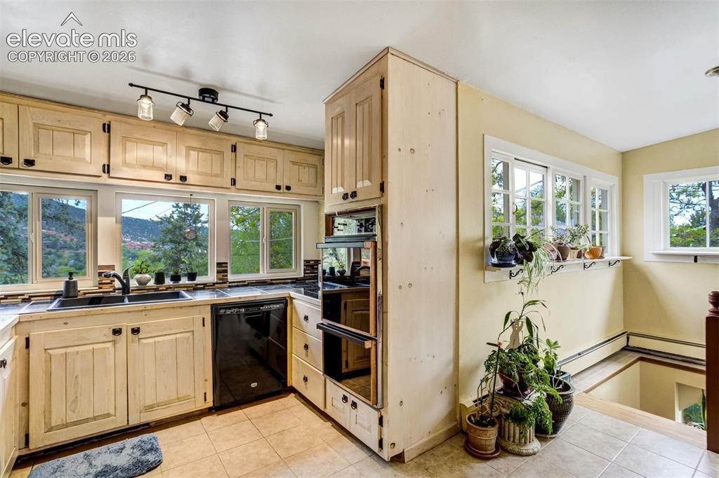 902 High Road Manitou Springs CO 80829
