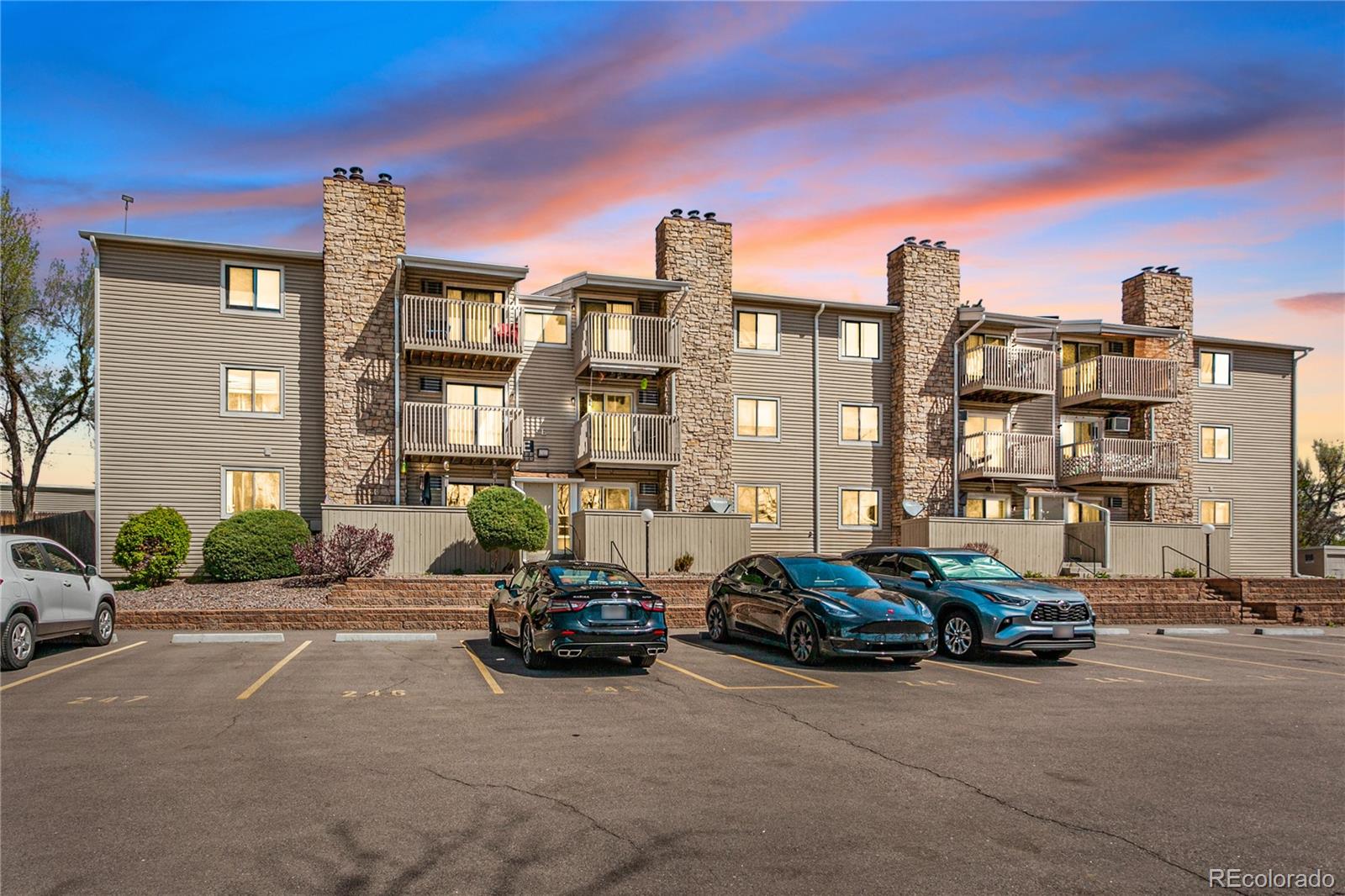 381 S Ames Street Lakewood CO 80226