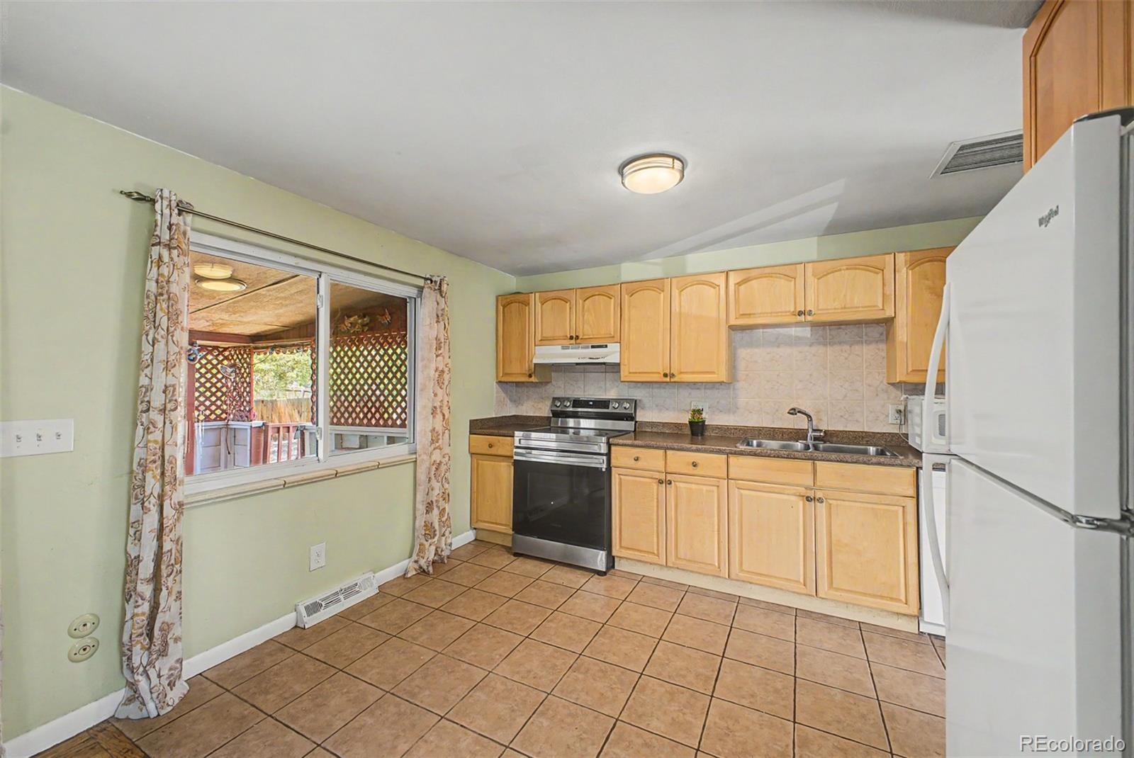 933 Newcombe Street Lakewood CO 80215