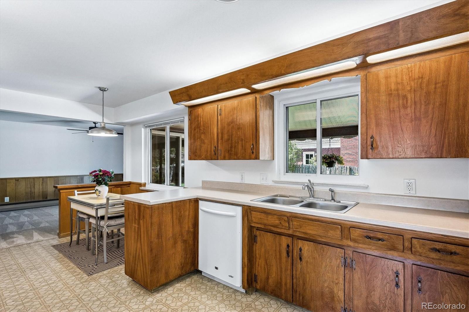 385 Oakland Street Aurora CO 80010