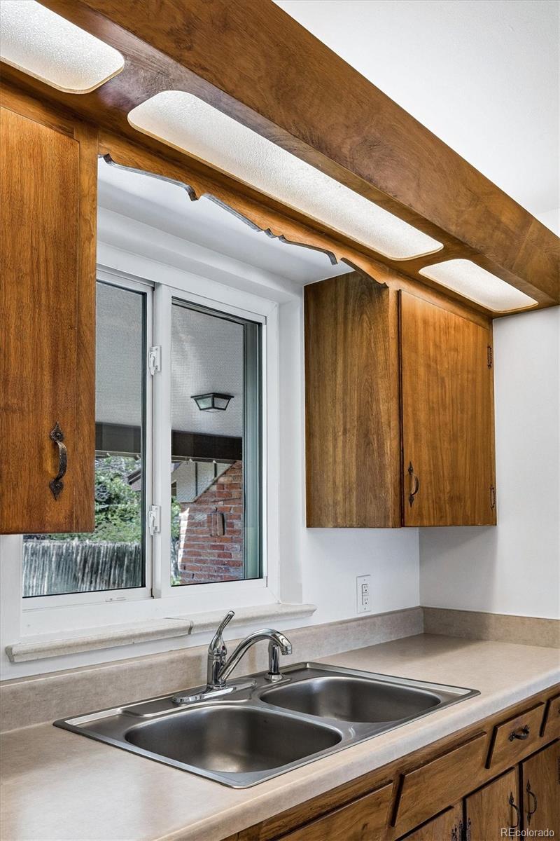 385 Oakland Street Aurora CO 80010