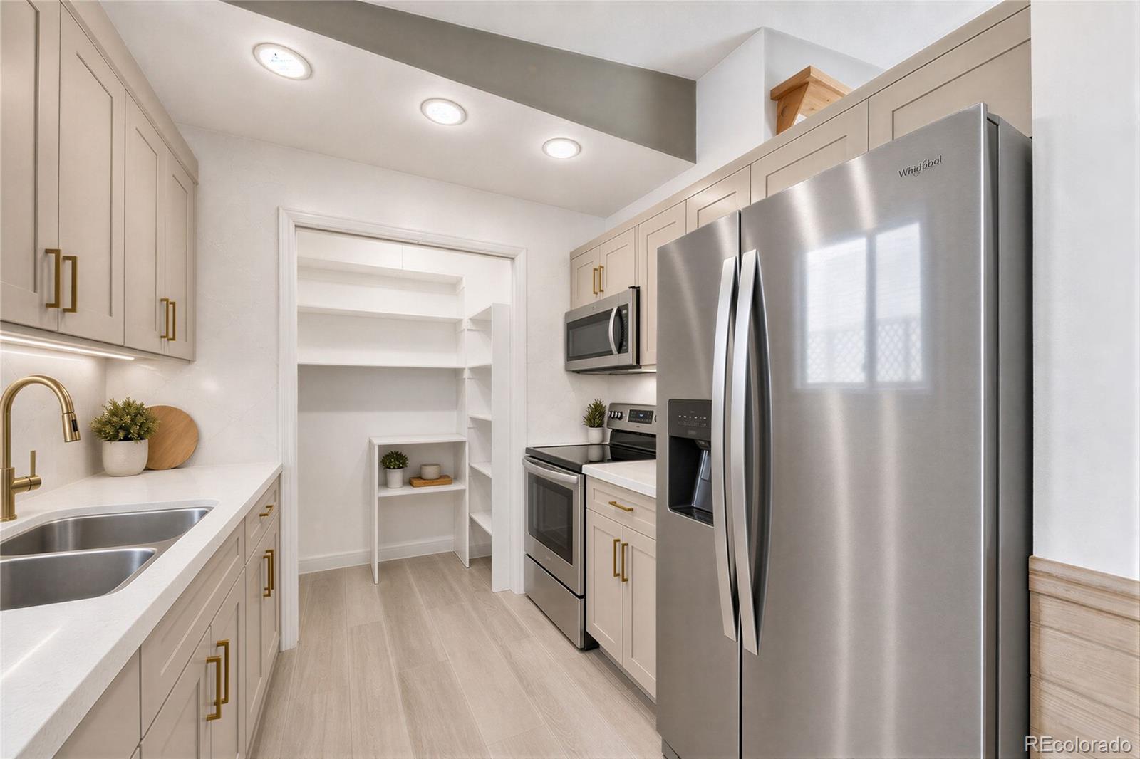 1933 Ensenada Court Aurora CO 80011