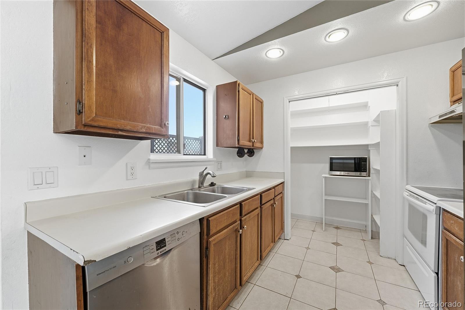 1933 Ensenada Court Aurora CO 80011