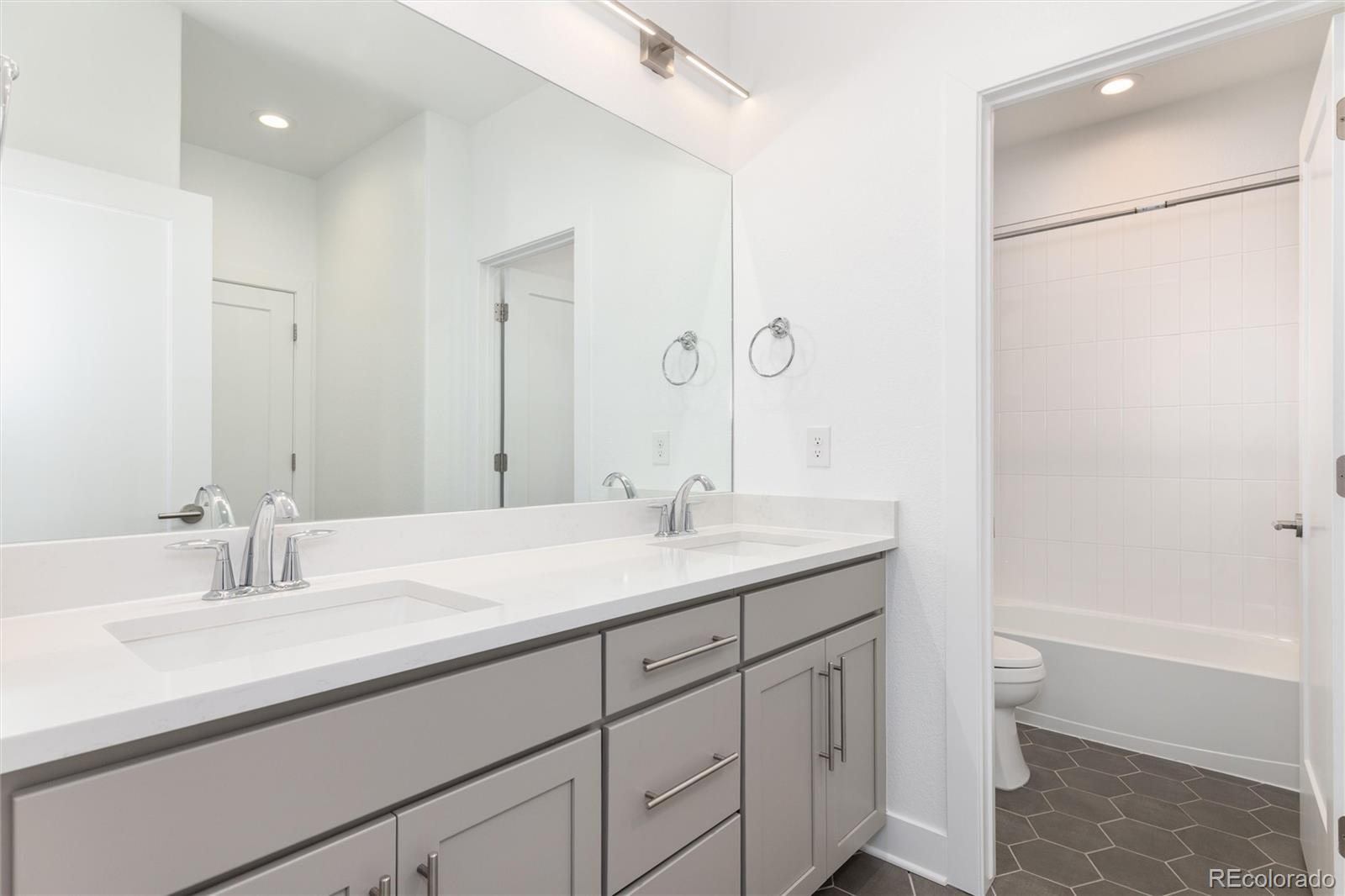 6689 S Vandriver Way Aurora CO 80016